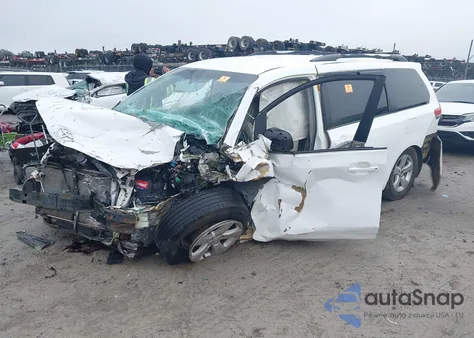 2013 Toyota Sienna Le V6 8 Passenger z USA, uszkodzony, nr VIN 5TDKK3DC1DS296741